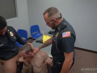 Kacau petugas polisi petugas menunjukkan homoseks pria pertama waktu