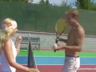 Blondine tennis minnaar