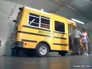 Nero pollastrella scopata su il scuola autobus