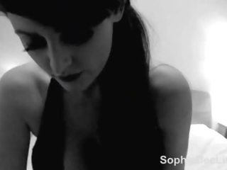 Pieptoasa britanic pornstar sophie dee masturbates pentru tu în negru și alb